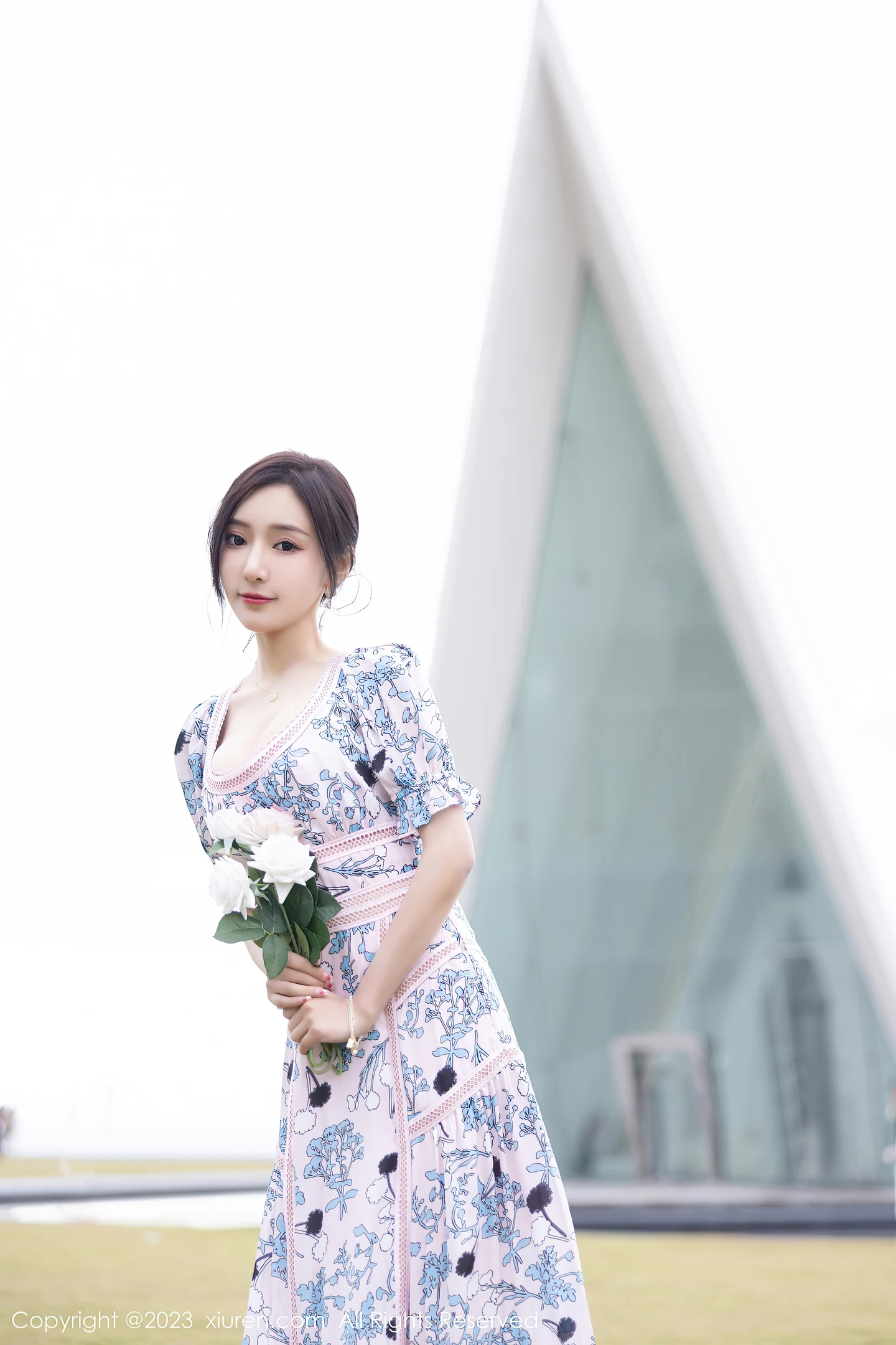 图片[4]-[XiuRen秀人网]2023.03.24 VOL.6474 王馨瑶yanni 粉色连衣裙与灰色内衣加肉丝美腿性感私房写真集-秀人网官方网站